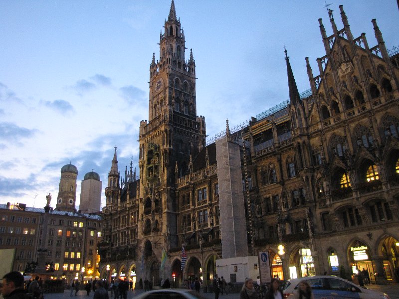 neues rathaus.jpg - Half tien gingen ook eindelijk de schijnwerpers van de openbare gebouwen aan. Het Neue rathaus en de Frauenkirche komen langzaam in het licht te staan.